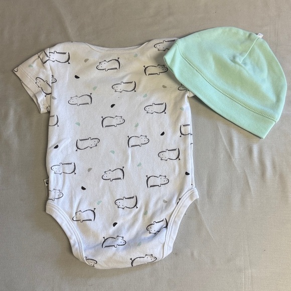 Petit Lem - White Hippo Onesie sleeper with Matching Hat - Picture 3 of 3